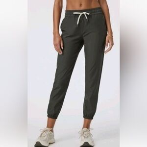 Vuori Weekend Jogger in oregano green